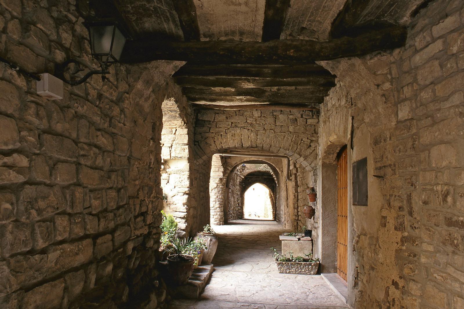 Carreró porticat de Montfalcó Murallat. FOTO: Catalunya-Palau Robert