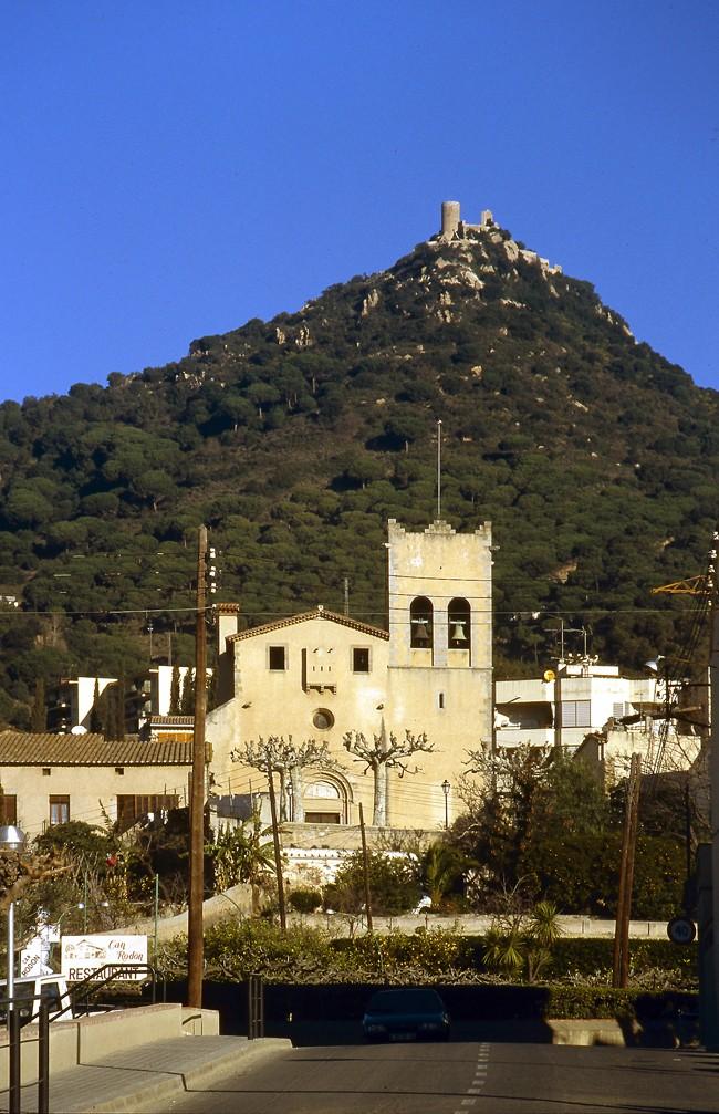 Cabrera de Mar amb el castell de Burriac al fons. FOTO: Catalunya-Palau Robert