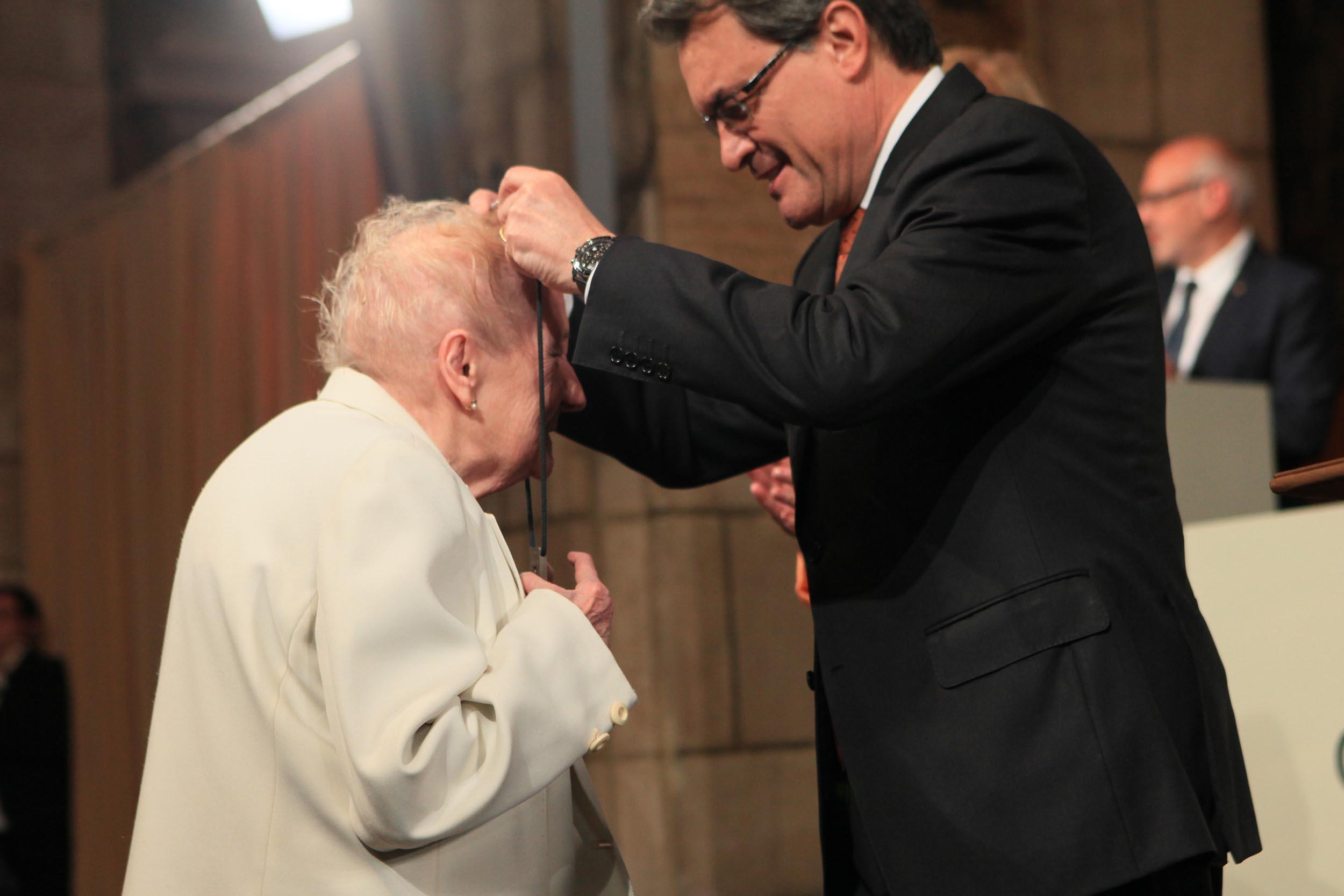 Pepita Llunell rebent la Creu de Sant Jordi