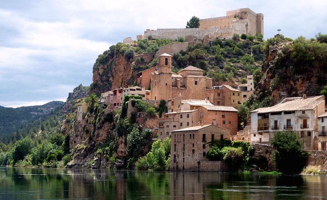 Miravet, con el castillo al fondo Miravet, con el castillo al fondo