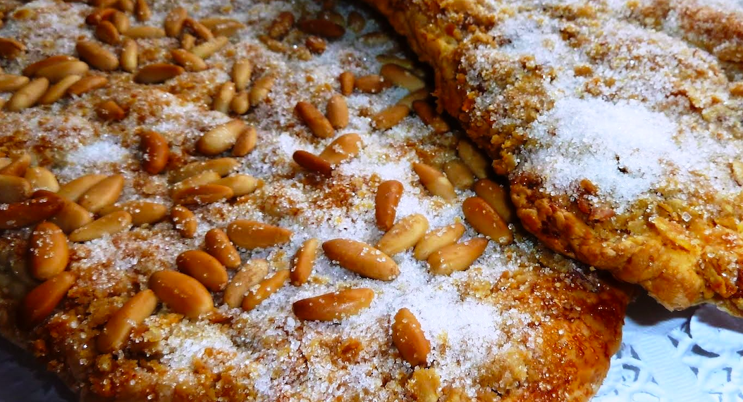 Coca de llardons casolana