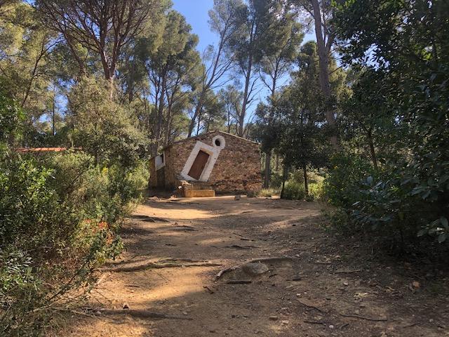 La trobada de la barraca d'en Dalí esdevé una grata sorpresa pel caminant. FOTO: Sandra Bisbe La trobada de la barraca d'en Dalí esdevé una grata sorpresa pel caminant. FOTO: Sandra Bisbe