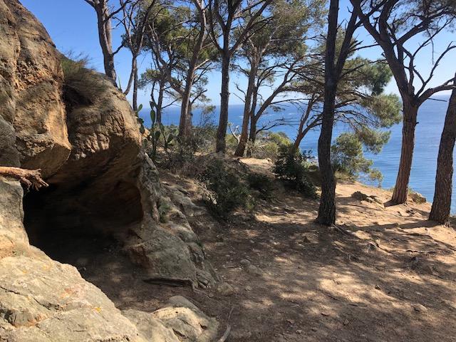 Cova de cala Senià al Puig d’en Gener. Segons l’historiador Gabriel Martin es tracta d’un hipogeu o cèl·lula funerària del Neolític Antic o del Calcolític. FOTO: Sandra Bisbe