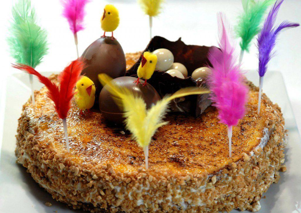 Mona de Pasqua amb forma de pastís Mona de Pasqua amb forma de pastís