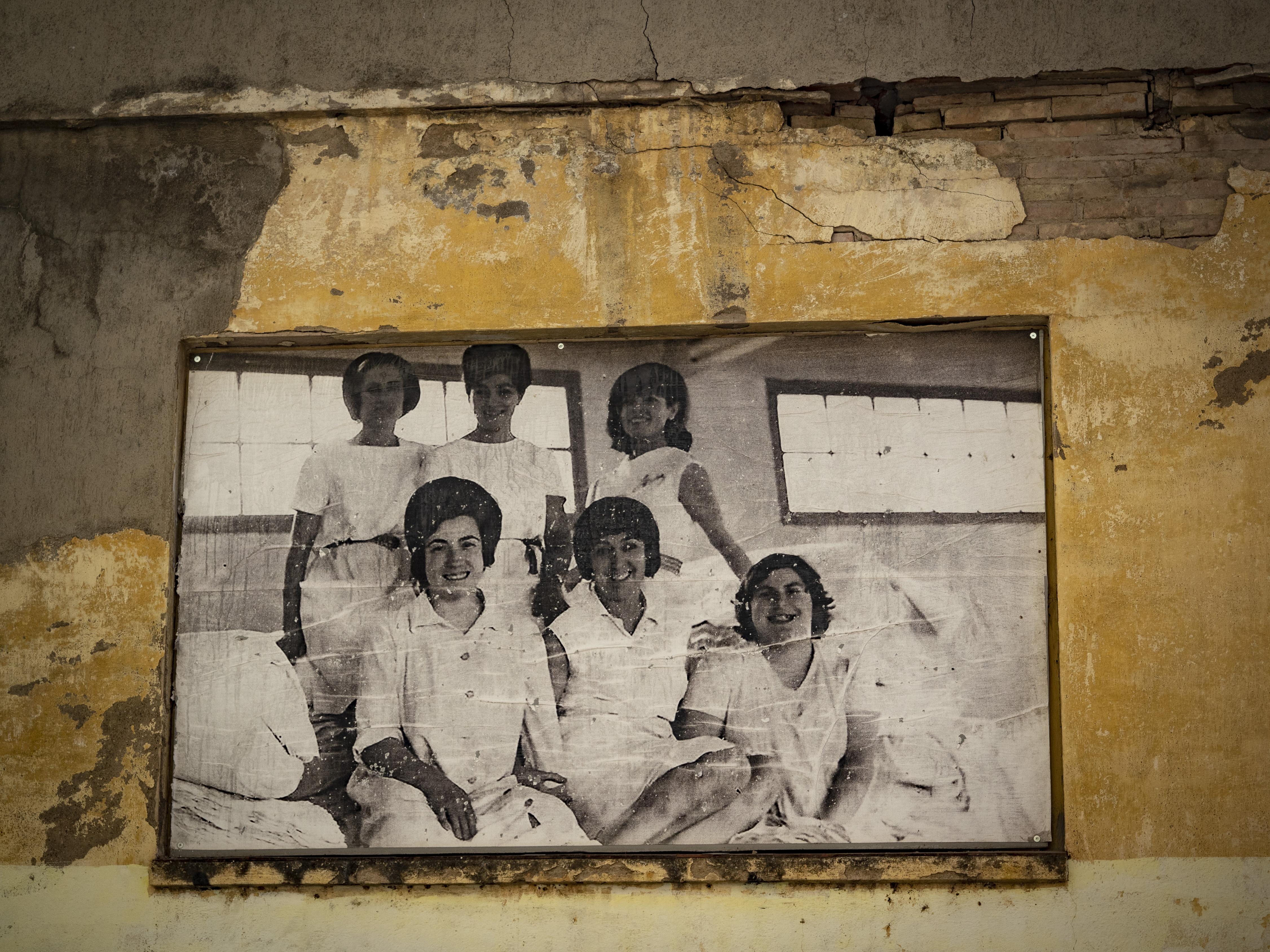 Als carrers del voltant del Konvent hi trobem diversos homenatges a les treballadores de les fàbriques tèxtils de Cal Rosal. FOTO: Anna E. Puig