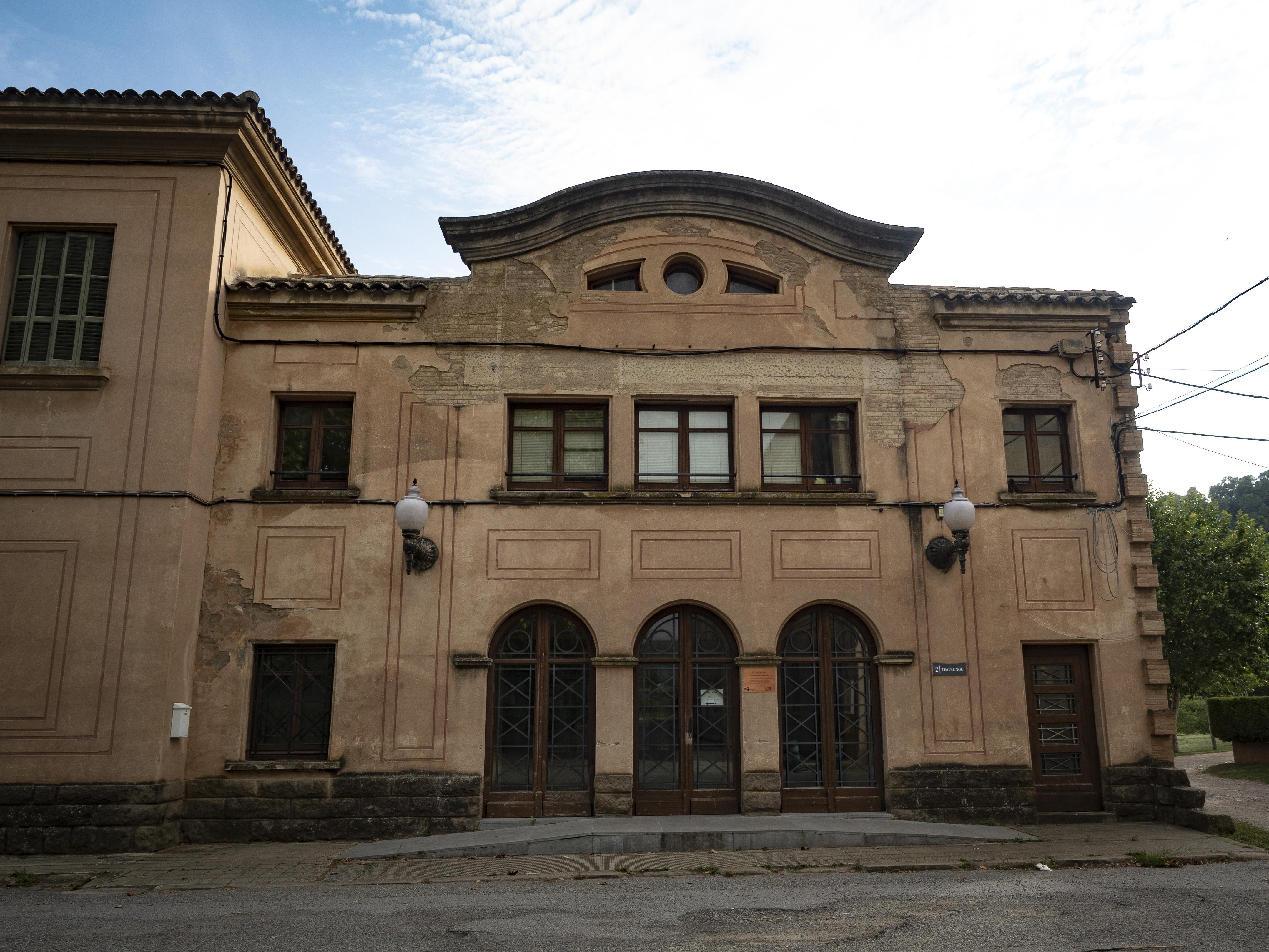 Edifici destinat a teatre de la Colònia Vidal de Puig Reig. FOTO: Anna E. Puig