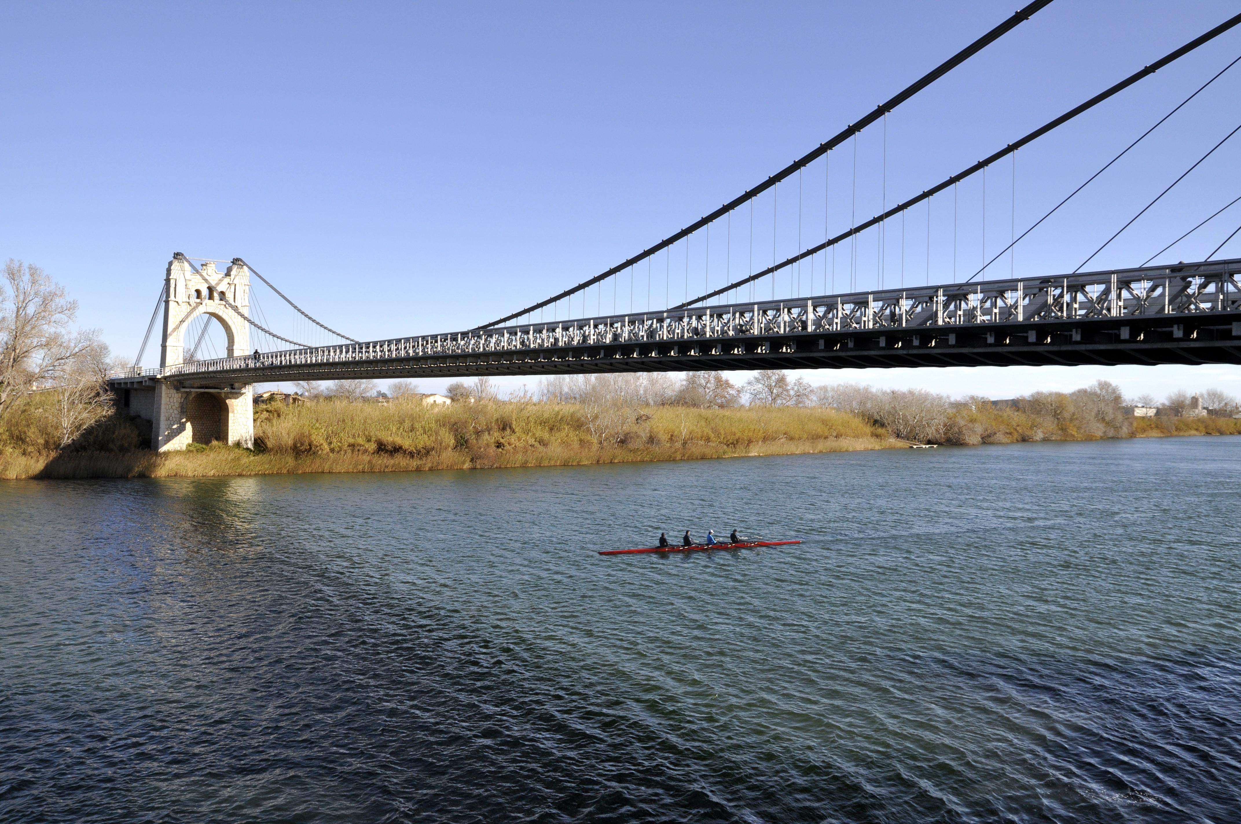 El puente colgado de Amposta és una de las singularidades de la comarca El puente colgado de Amposta és una de las singularidades de la comarca