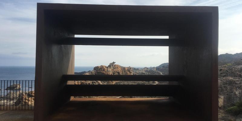 "Aquest cub de planxes de corten esdevé un fantàstic mirador que emmarca el paisatge". FOTO: Sandra Bisbe "Aquest cub de planxes de corten esdevé un fantàstic mirador que emmarca el paisatge". FOTO: Sandra Bisbe