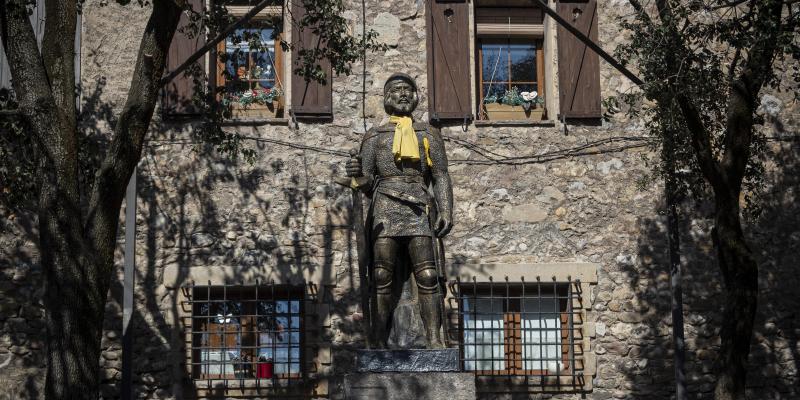 Una estàtua de Galceran de Pinós presideix la Plaça Porxada de Bagà. FOTO: Anna E. Puig