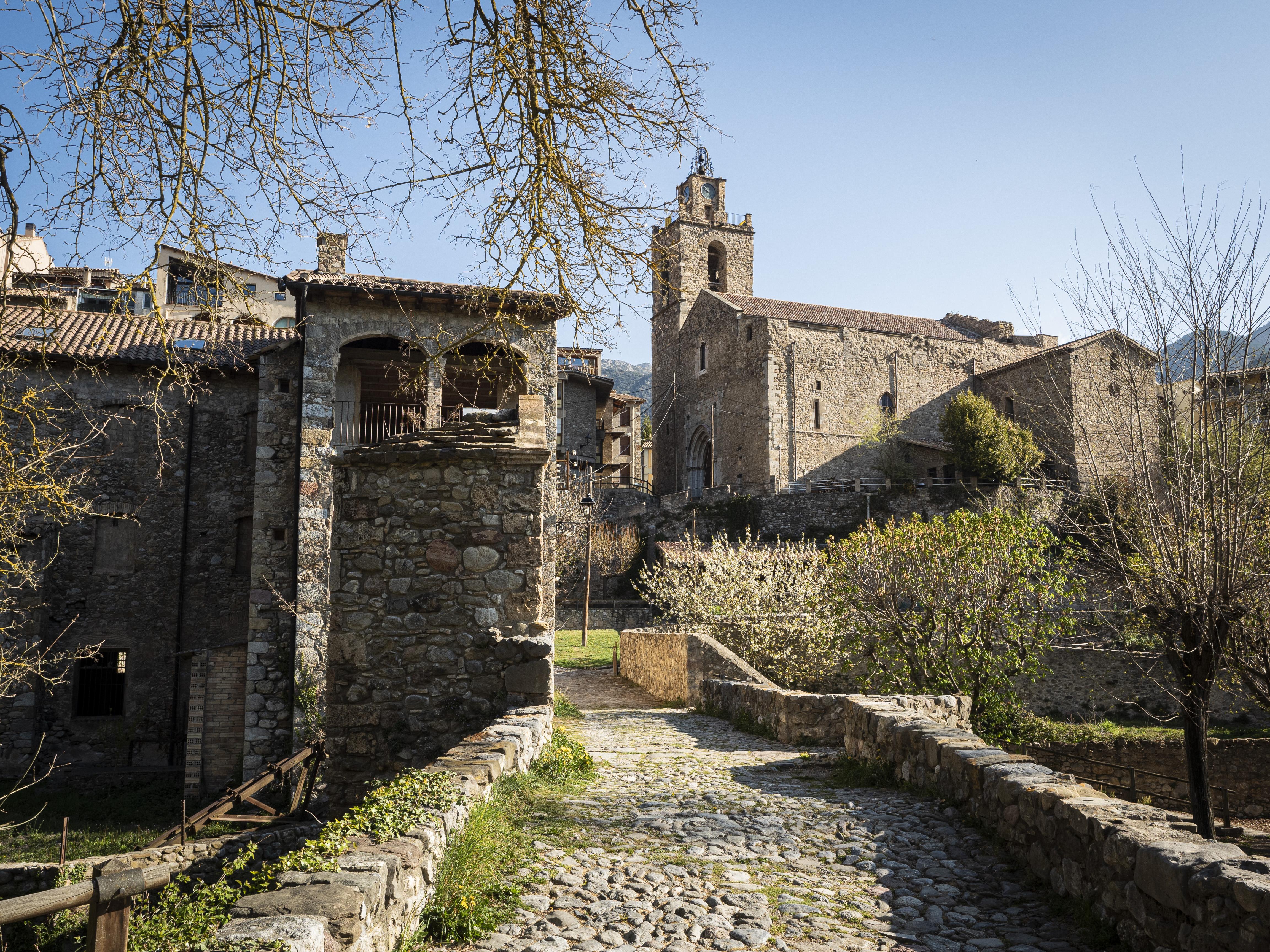 Des del Pont de la Vila podem observar l'Església de Sant Esteve. FOTO: Anna E. Puig