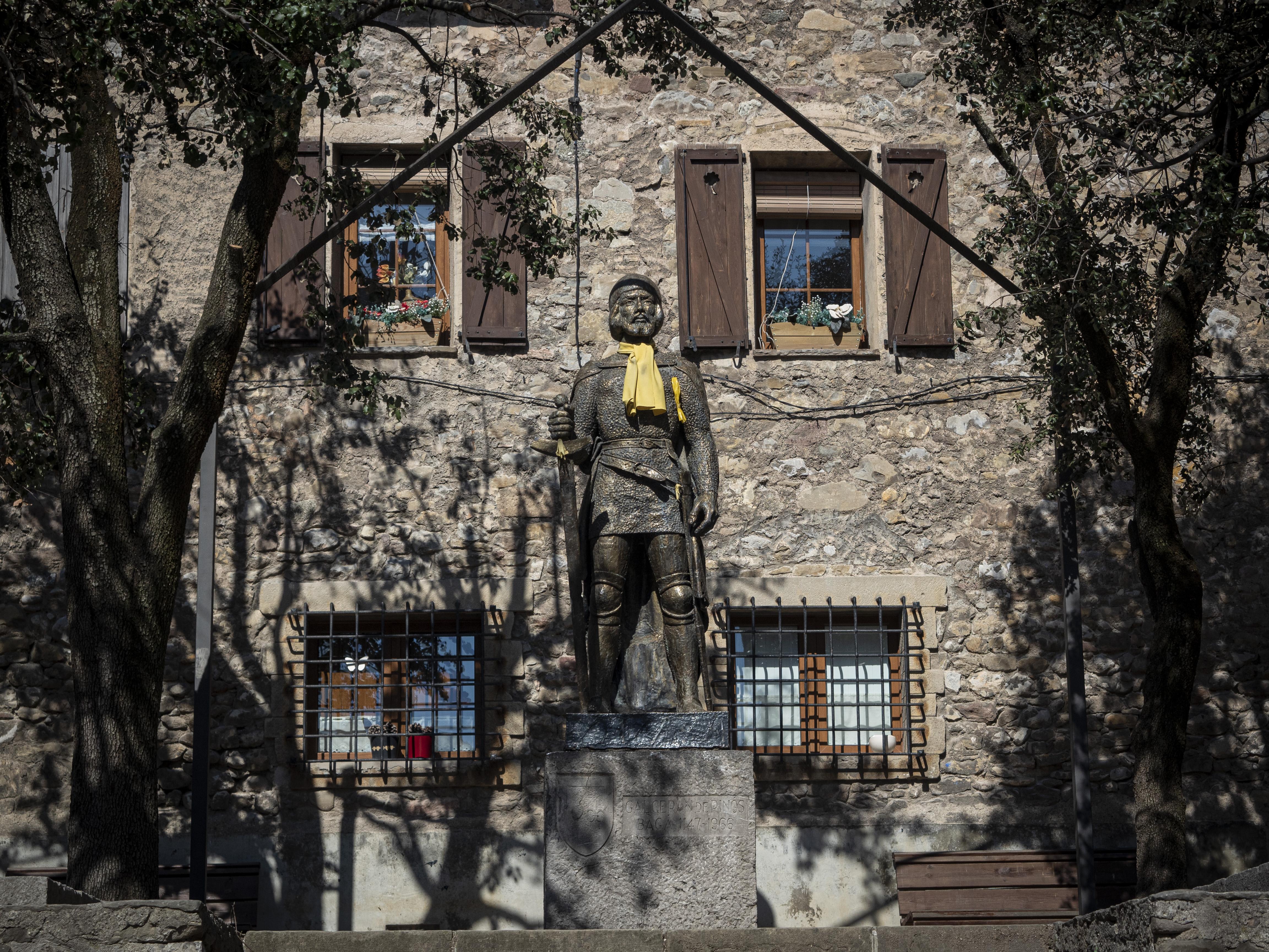 Una estàtua de Galceran de Pinós presideix la Plaça Porxada de Bagà. FOTO: Anna E. Puig