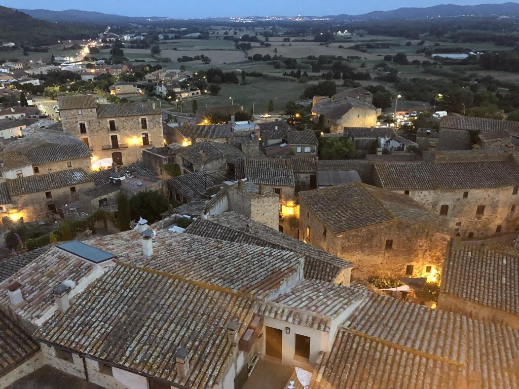 Des de dalt de la torre es pot un deliciós joc de teulades, patis i carrerons del casc antic. FOTO: Sandra Bisbe