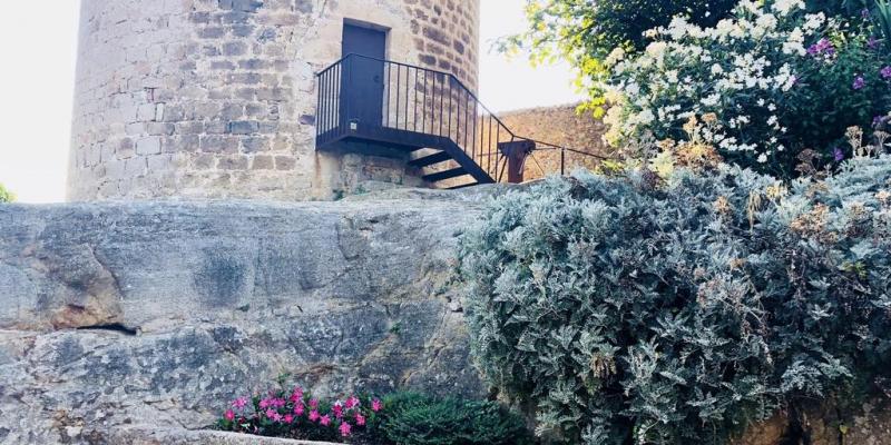 L'entrada actual a la Torre de les Hores, torre homenatges de l'antic castell de Pals. FOTO: Sandra Bisbe