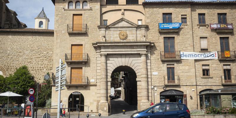 El Portal del Pont, entrada principal del nucli antic de Solsona. FOTO: Anna E. Puig El Portal del Pont, entrada principal del nucli antic de Solsona. FOTO: Anna E. Puig