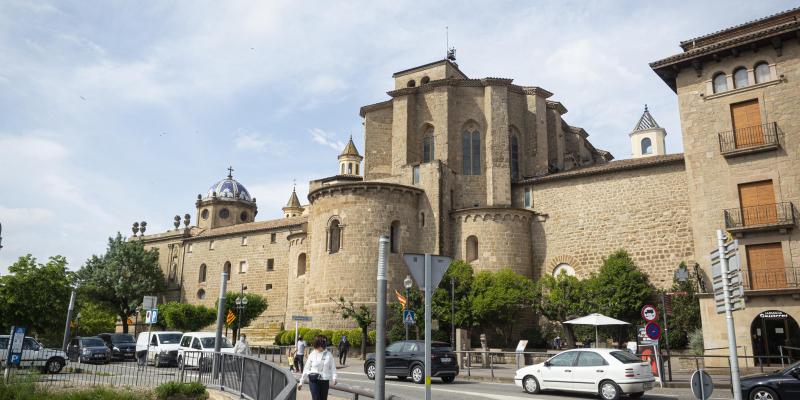 La imponent Catedral de Solsona vista des del pont. FOTO: Anna E. Puig