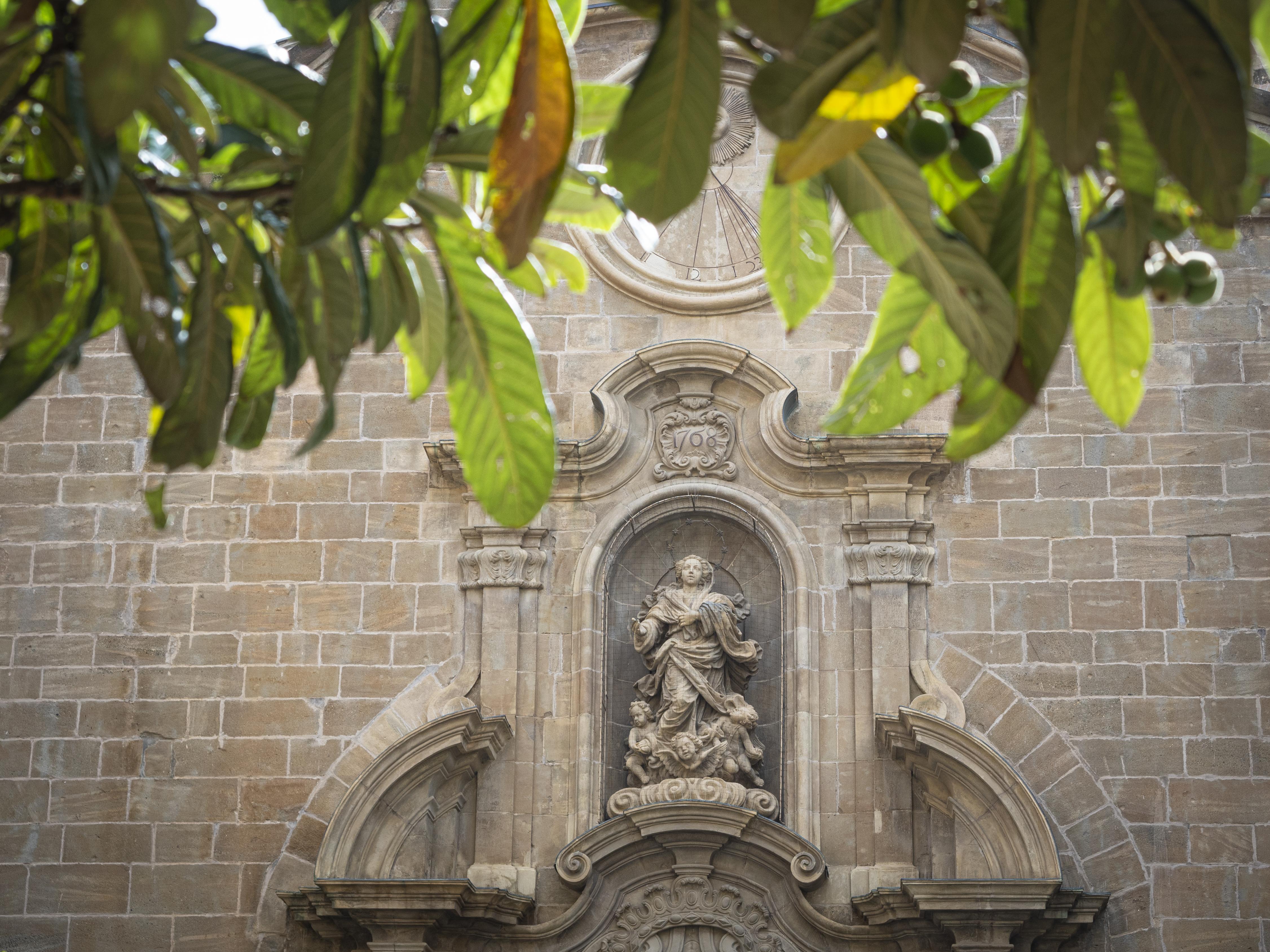 A la Plaça del Palau hi ha una imatge barroca de l'Assumpció. FOTO: Anna E. Puig