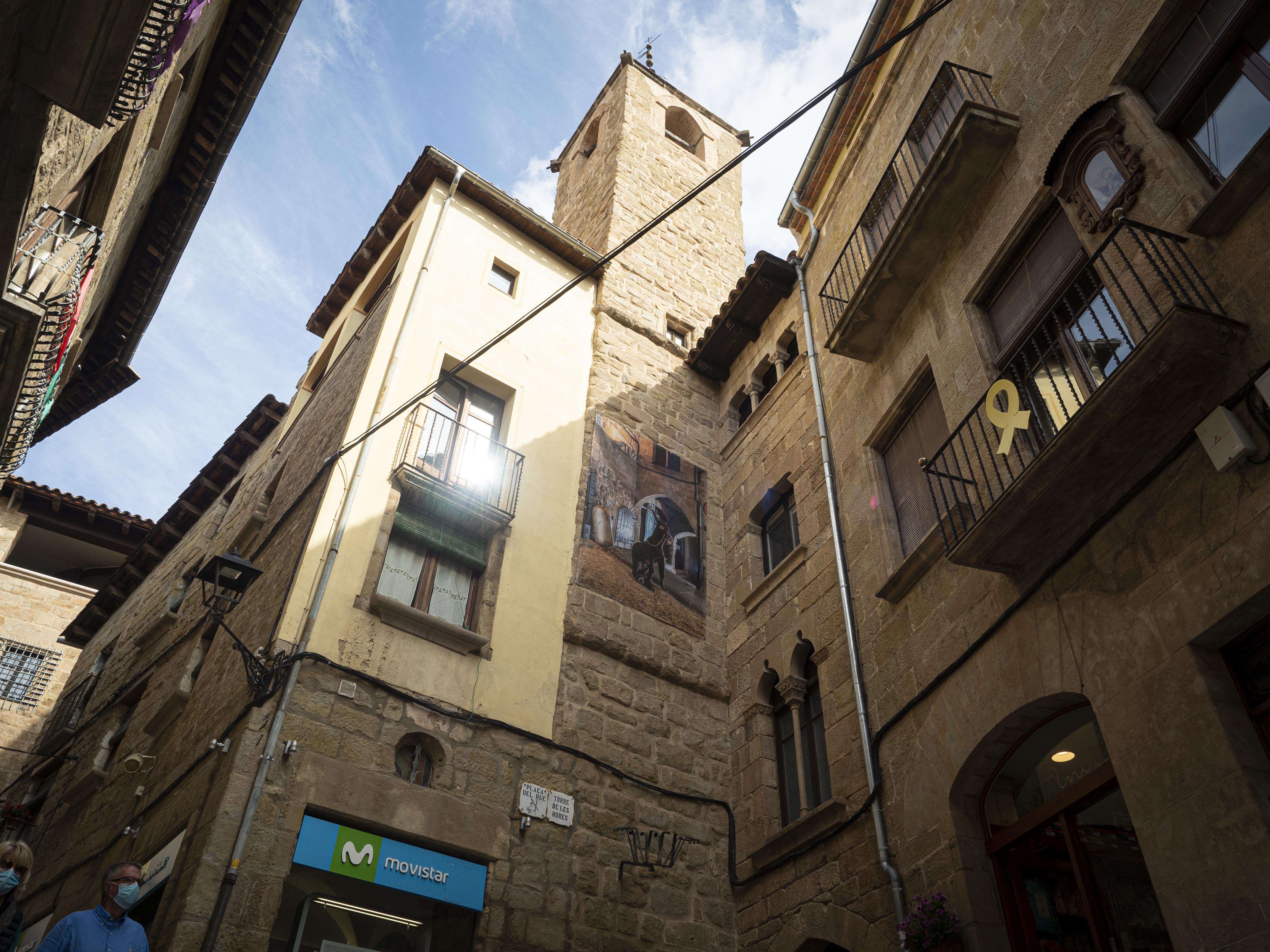 Al campanar de la Torre de les Hores s’hi penja el ruc durant el Carnaval de Solsona. FOTO: Anna E. Puig