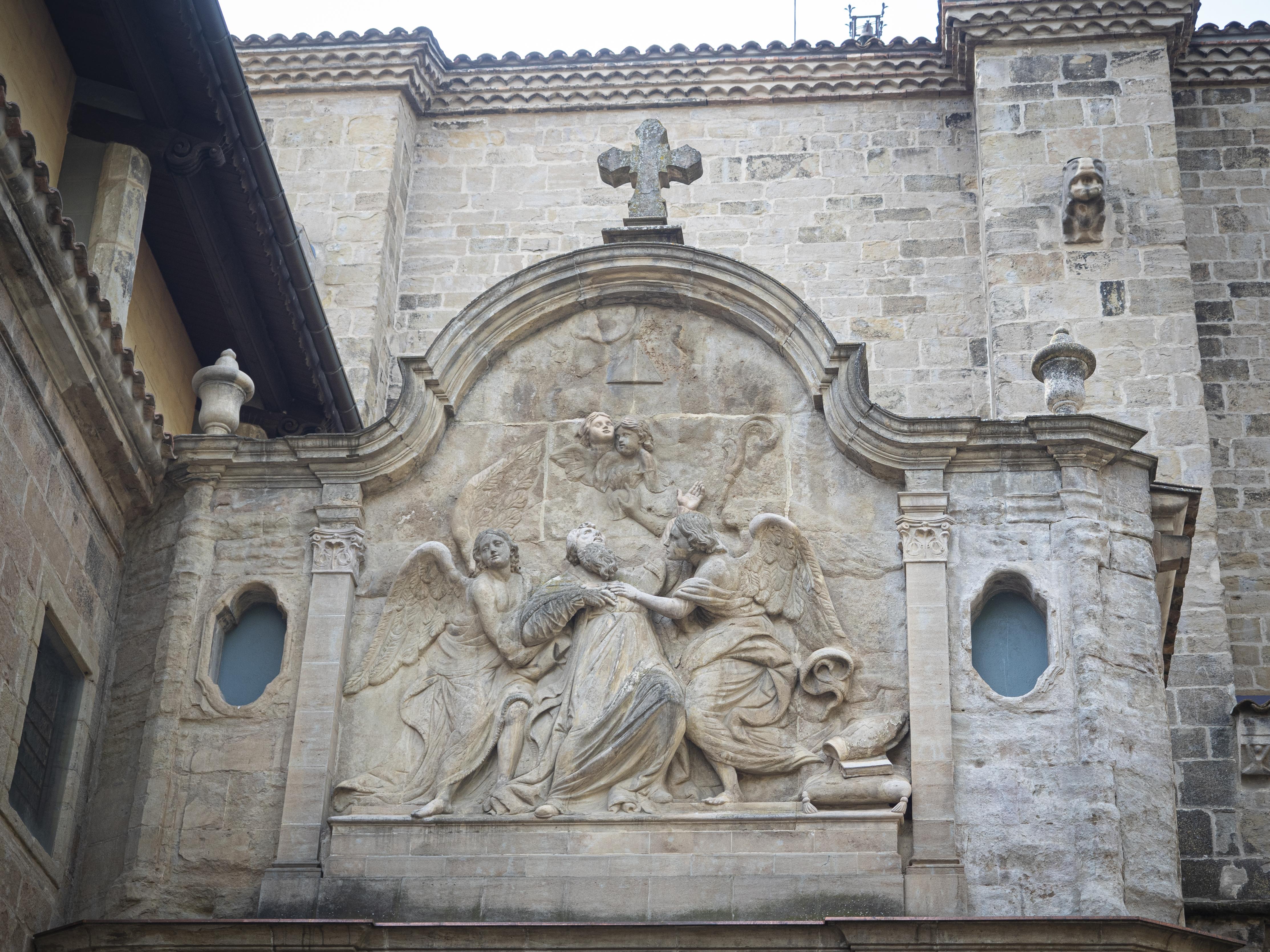 Detall d'una de les façanes de la catedral de Solsona, amb un relleu de Sant Agustí en èxtasi. FOTO: Anna E. Puig