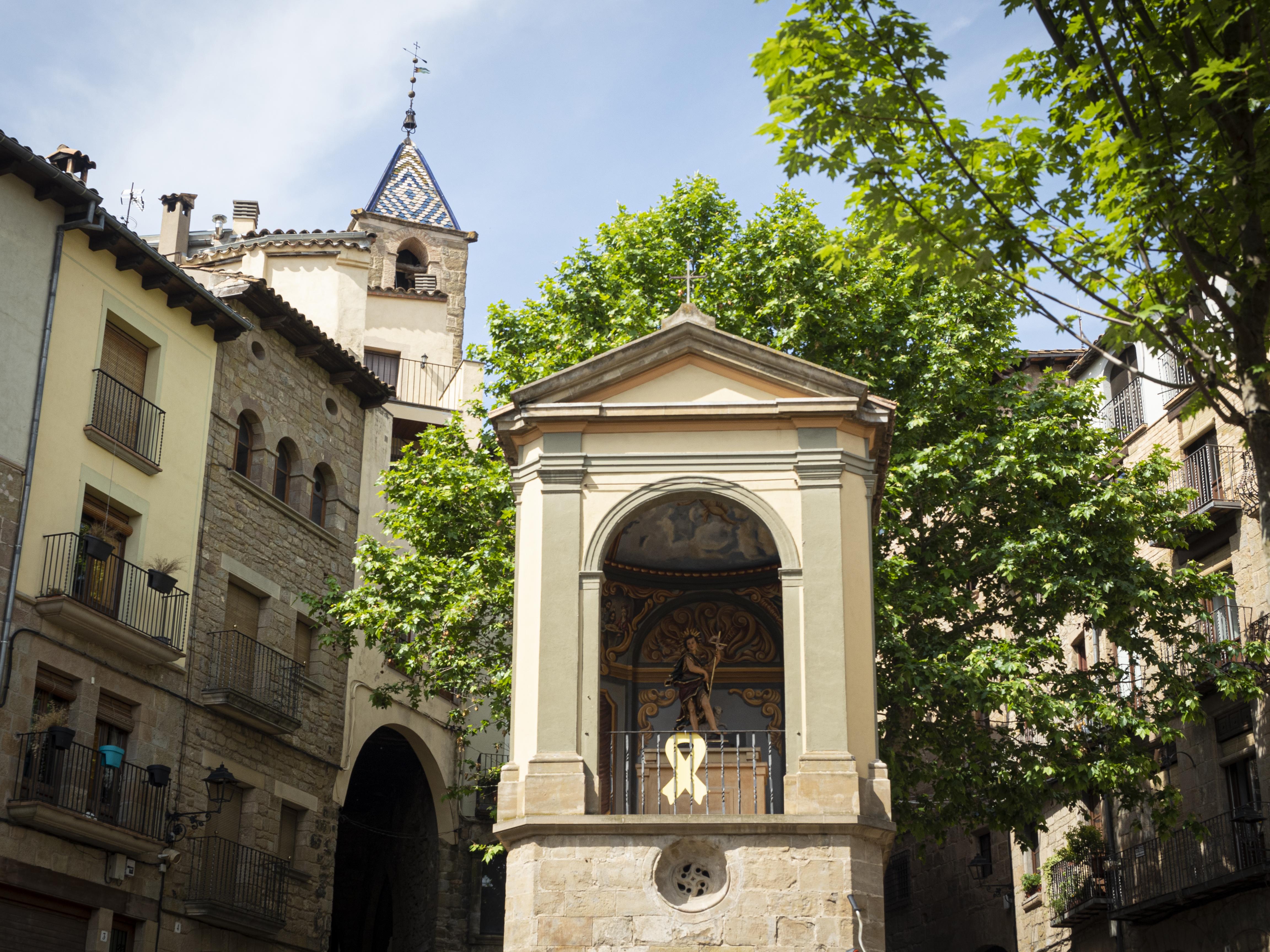 La Plaça de Sant Joan, un indret on asseure's una estona i contemplar la bellesa dels edificis del casc antic de Solsona. FOTO: Anna E. Puig