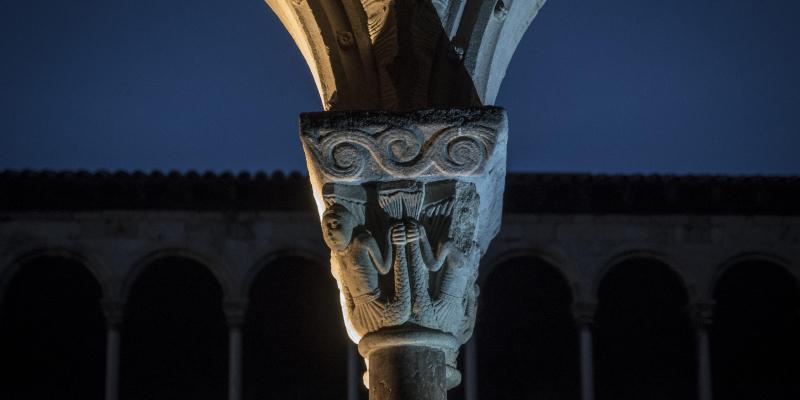 Capitell del claustre de Santa Maria de Ripoll. FOTO: Anna E. Puig Capitell del claustre de Santa Maria de Ripoll. FOTO: Anna E. Puig