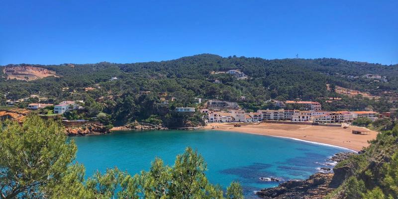 La platja de Sa Riera, amb les Illes Medes de taló de fons, és una de les platges més grans de Begur, Font: Sandra Bisbe La platja de Sa Riera, amb les Illes Medes de taló de fons, és una de les platges més grans de Begur, Font: Sandra Bisbe
