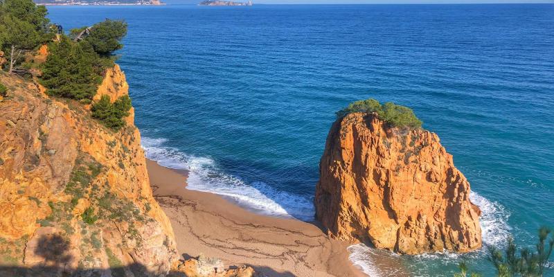 L'illa Roja és una cala nudista encantadora lliure de fum i amb xiringuito. Font: Sandra Bisbe L'illa Roja és una cala nudista encantadora lliure de fum i amb xiringuito. Font: Sandra Bisbe