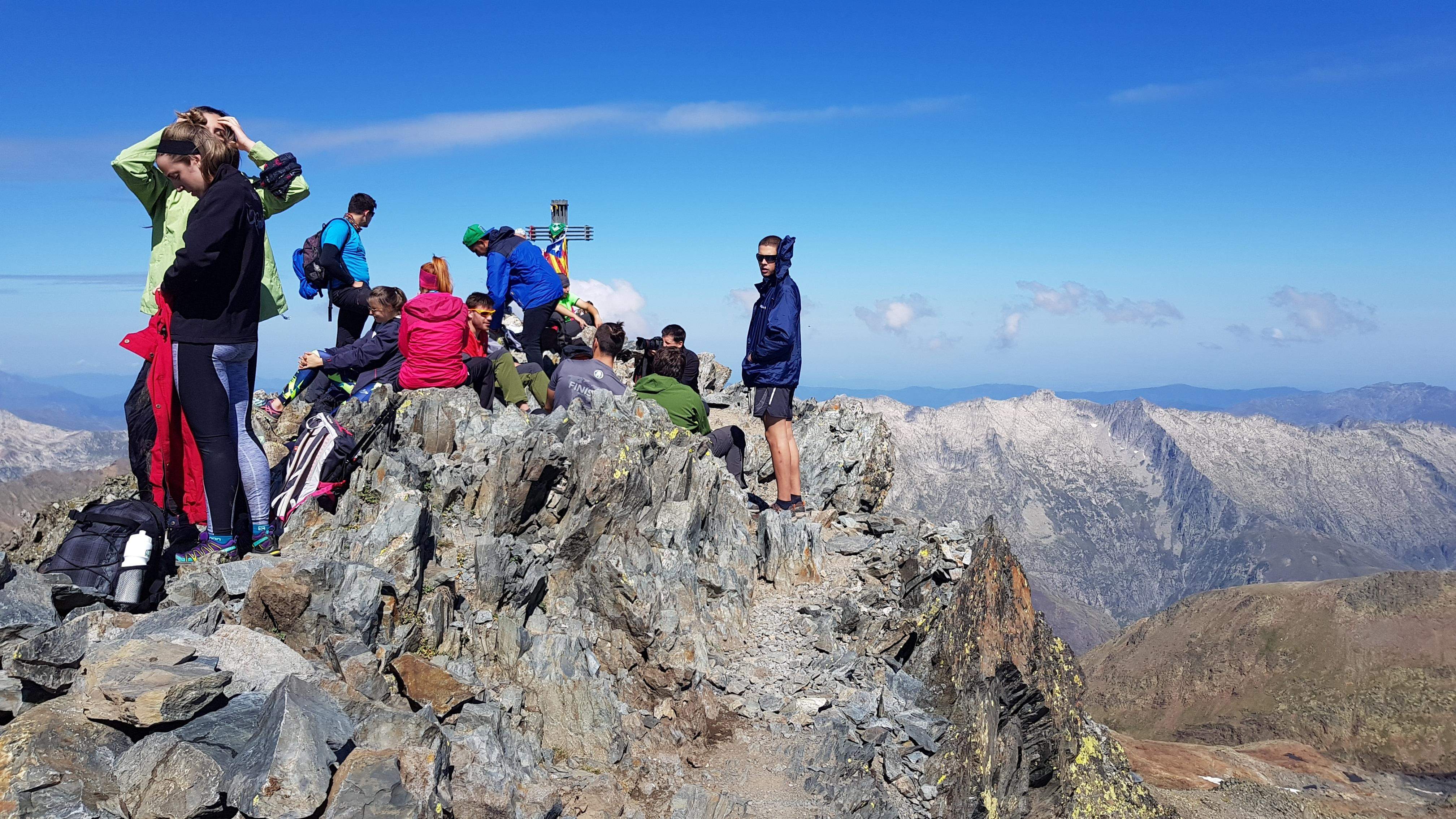 Excursionistas a la Pica de Estados. FOTO: govern.cat