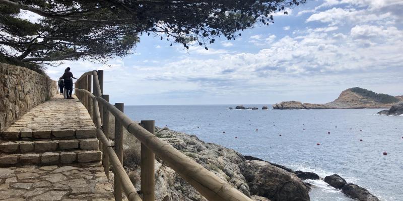 El camí de ronda està molt ben acondicionats. Font: Sandra Bisbe