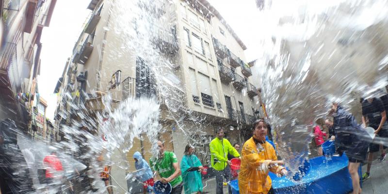 La Plaça de Sant Joan amb una piscina plena d'aigua preparada per remullar a tots els participants a la festa. FOTO: Anna E. Puig