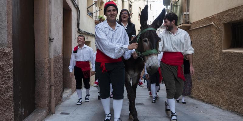 Un grup de joves participant al rapte de la núvia, Els Elois són, també teatre al carrer. FOTO: Anna E. Puig