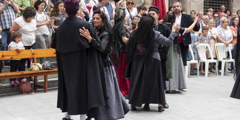 Després del Ballet de Déu, els nuvis i demés convidats a la boda arrenquen a ballar un vals. FOTO: Anna E. Puig