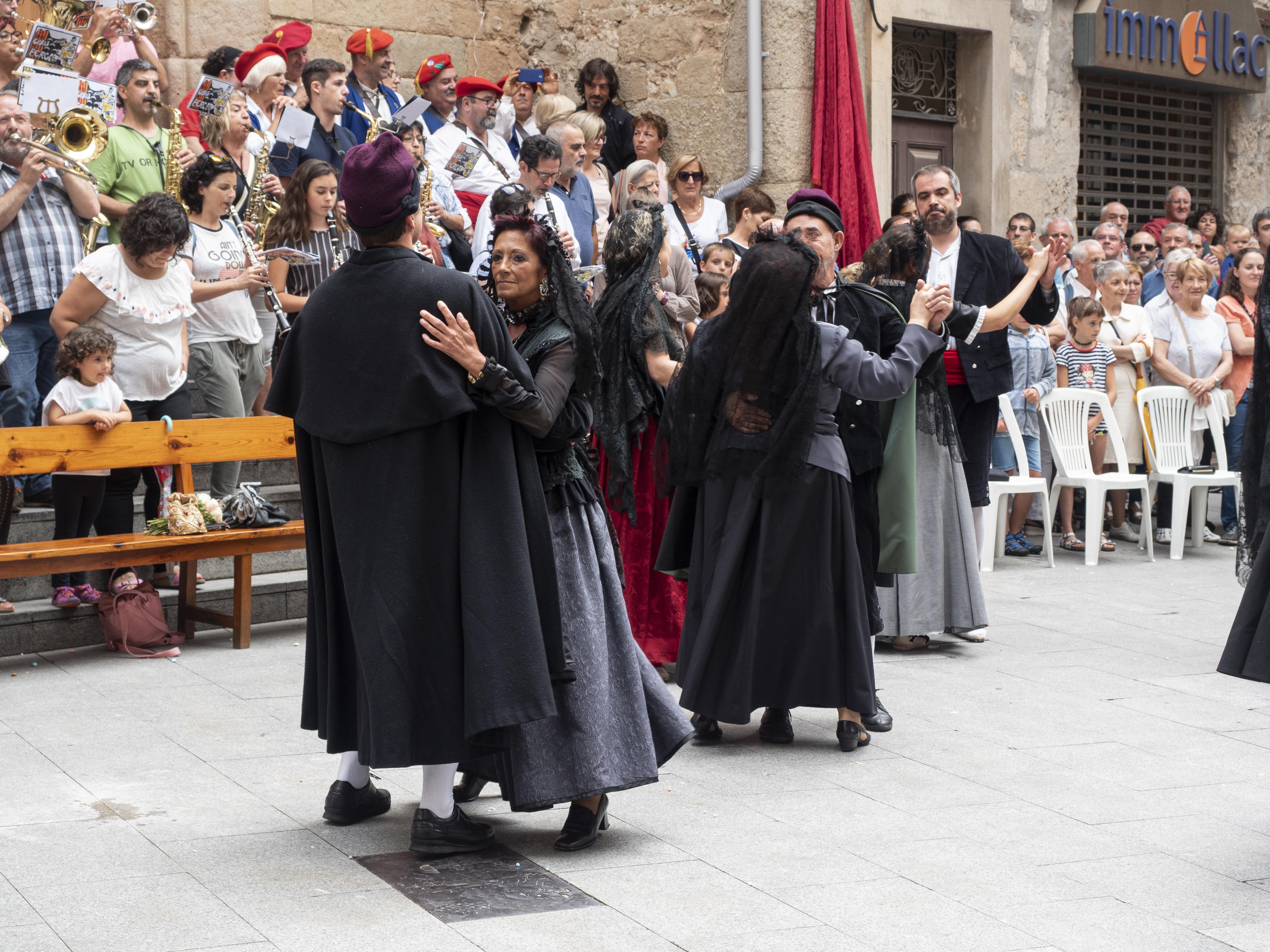 Després del Ballet de Déu, els nuvis i demés convidats a la boda arrenquen a ballar un vals. FOTO: Anna E. Puig