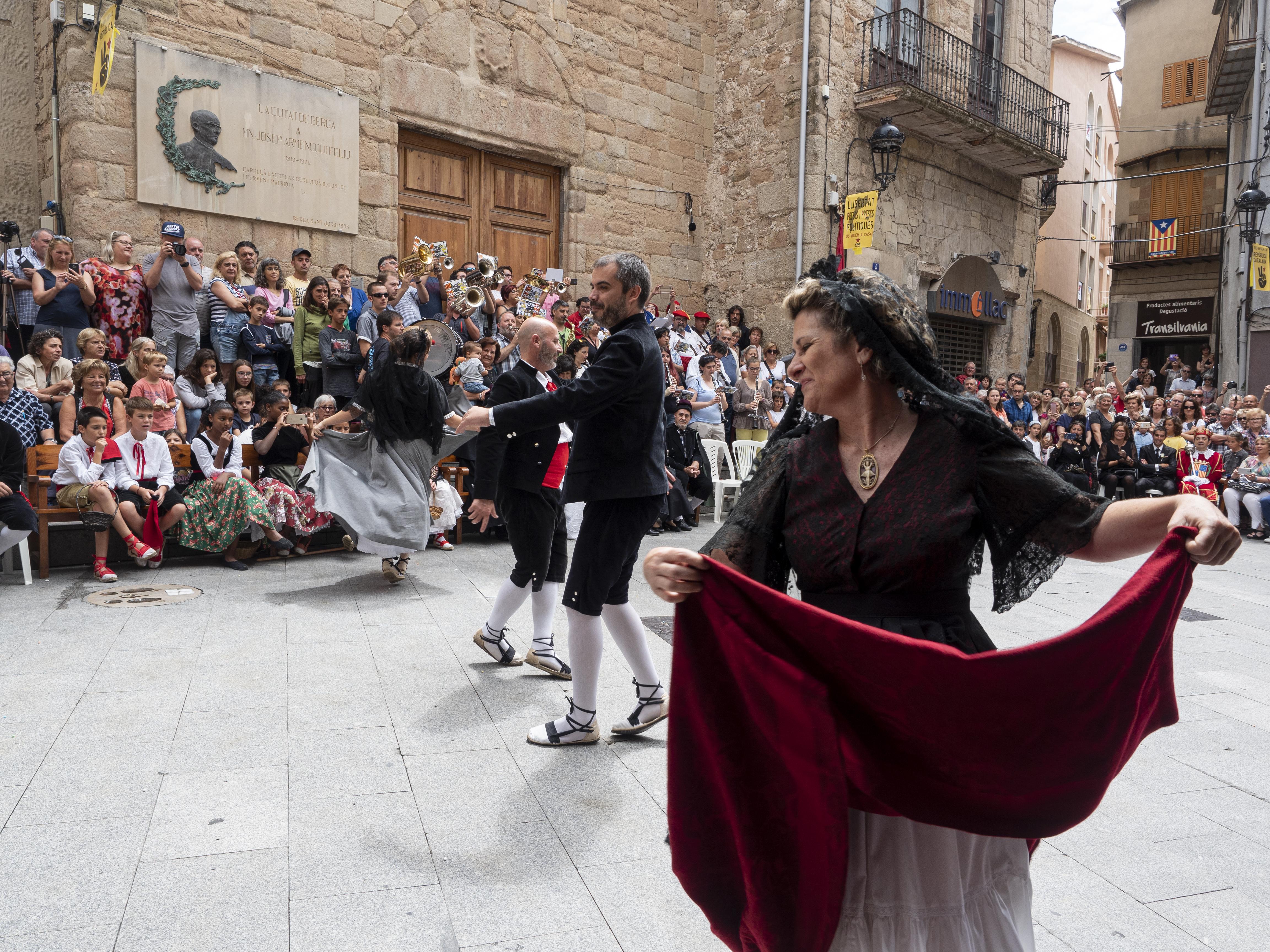 Dues parelles dansant el Ballet de Déu a la Plaça de Sant Joan. FOTO: Anna E. Puig