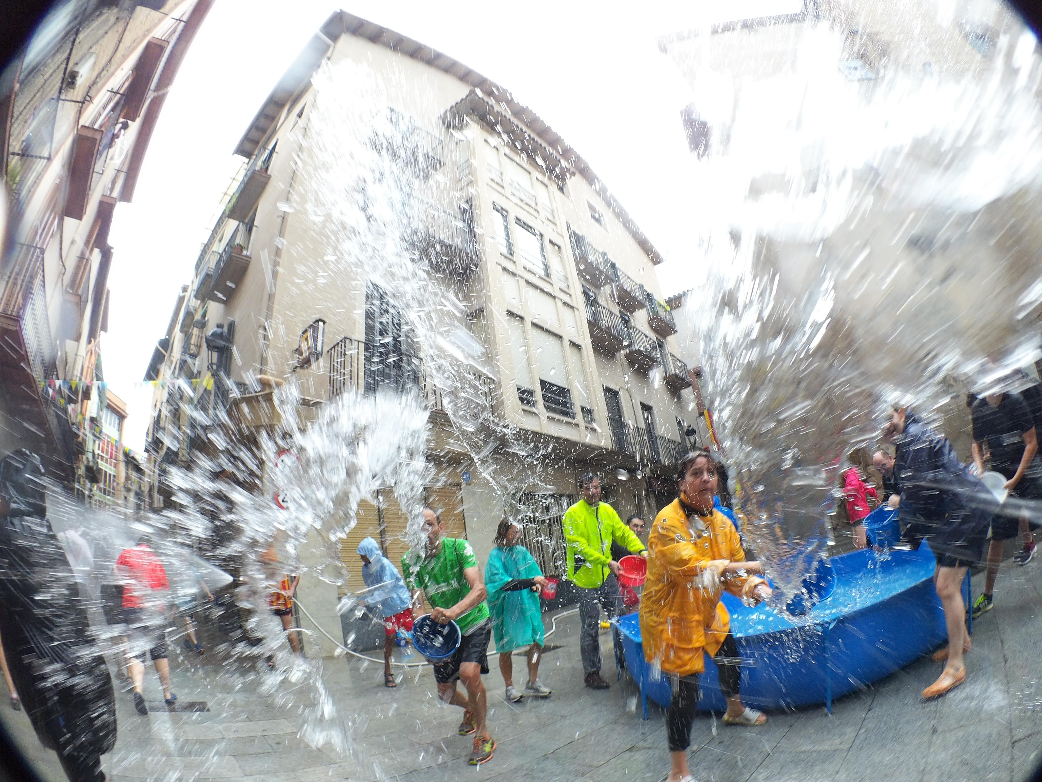 La Plaça de Sant Joan amb una piscina plena d'aigua preparada per remullar a tots els participants a la festa. FOTO: Anna E. Puig