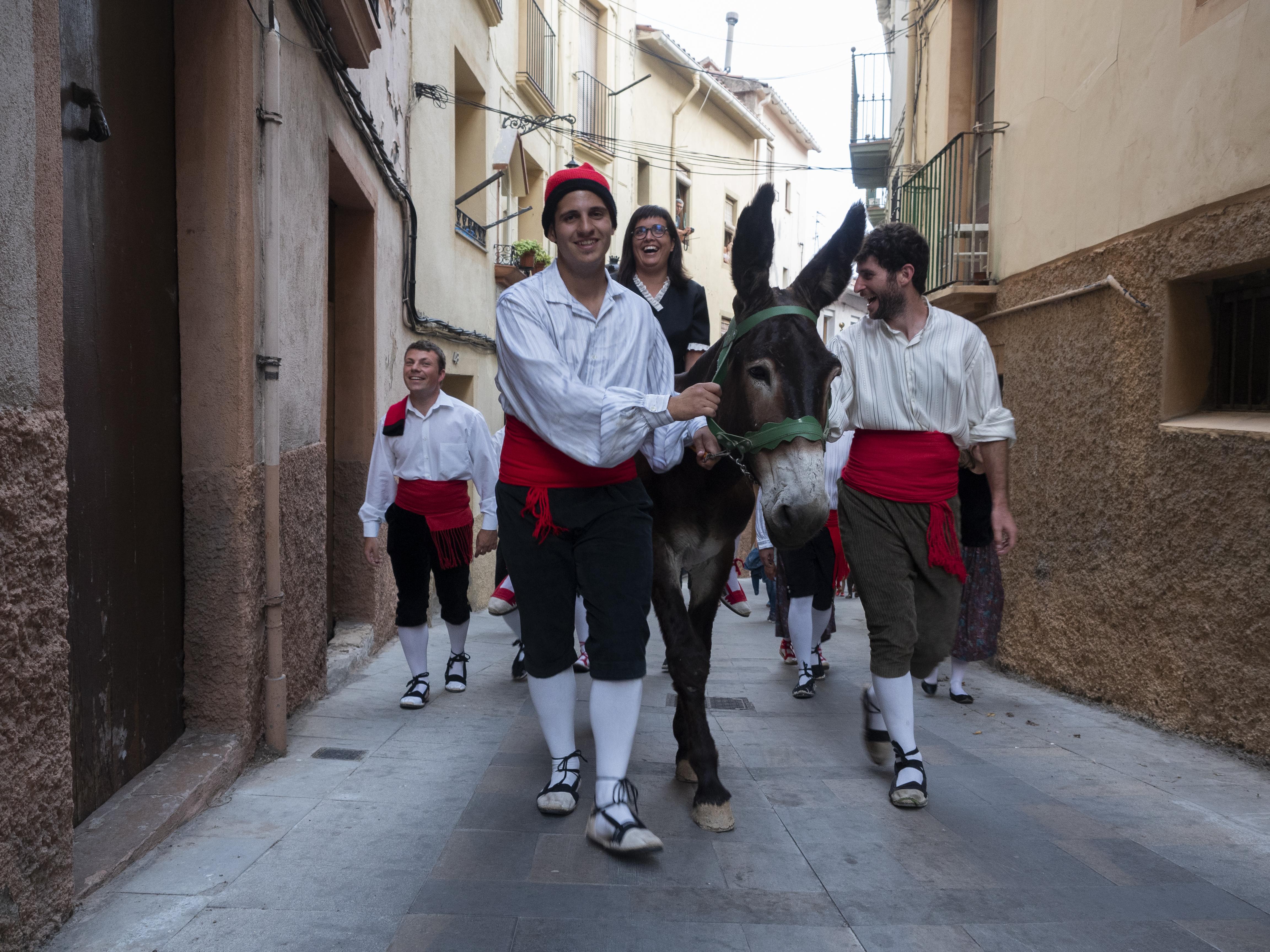 Un grup de joves participant al rapte de la núvia, Els Elois són, també teatre al carrer. FOTO: Anna E. Puig