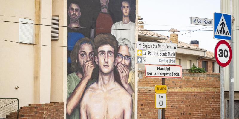 'Rumors' de Slim Safont, tota una declaració d'intencions a l'entrada del poble d'Avià. FOTO: Anna E. Puig 'Rumors' de Slim Safont, tota una declaració d'intencions a l'entrada del poble d'Avià. FOTO: Anna E. Puig