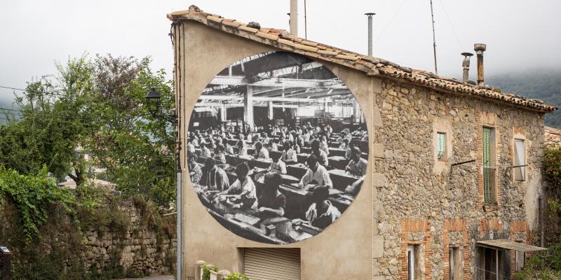 Un mural d'Axel Void homenatja el passat industrial del Berguedà. FOTO: Anna E. Puig