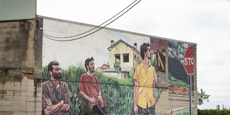 'Mao, Kim i Pol', un mural de Fafa al Barri de la Creu d'Avià. FOTO: Anna E. Puig