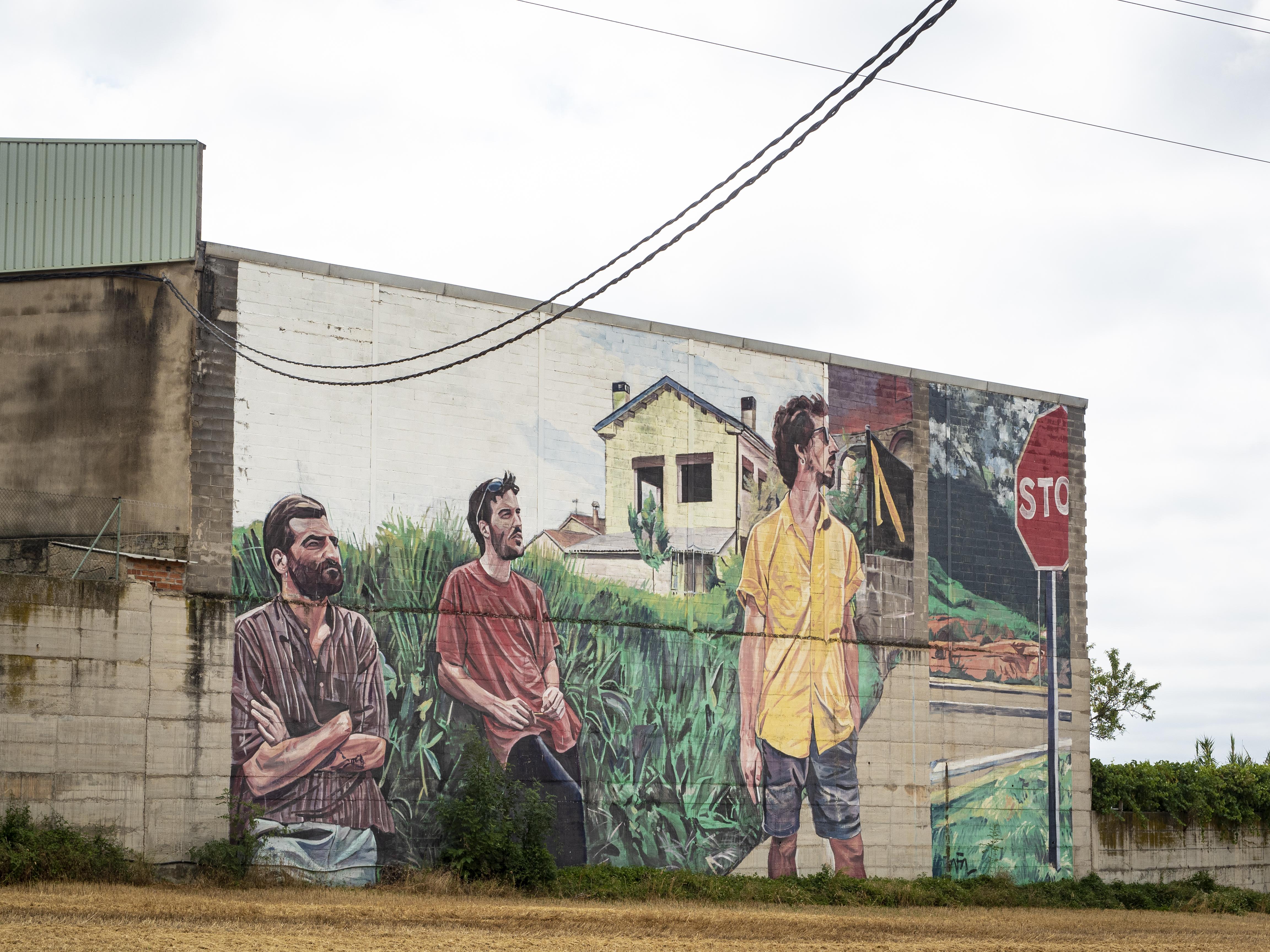 'Mao, Kim i Pol', un mural de Fafa al Barri de la Creu d'Avià. FOTO: Anna E. Puig