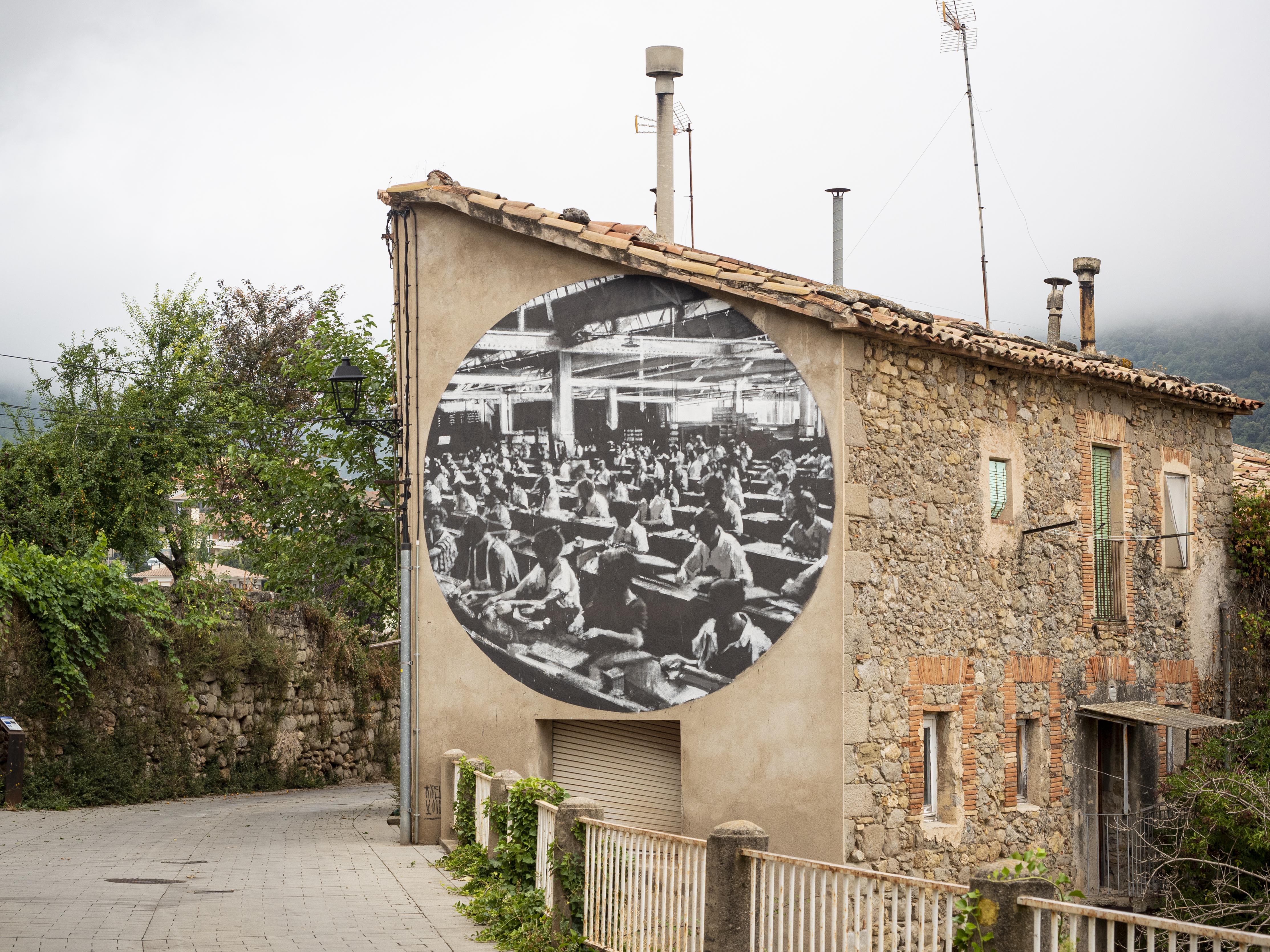 Un mural d'Axel Void homenatja el passat industrial del Berguedà. FOTO: Anna E. Puig