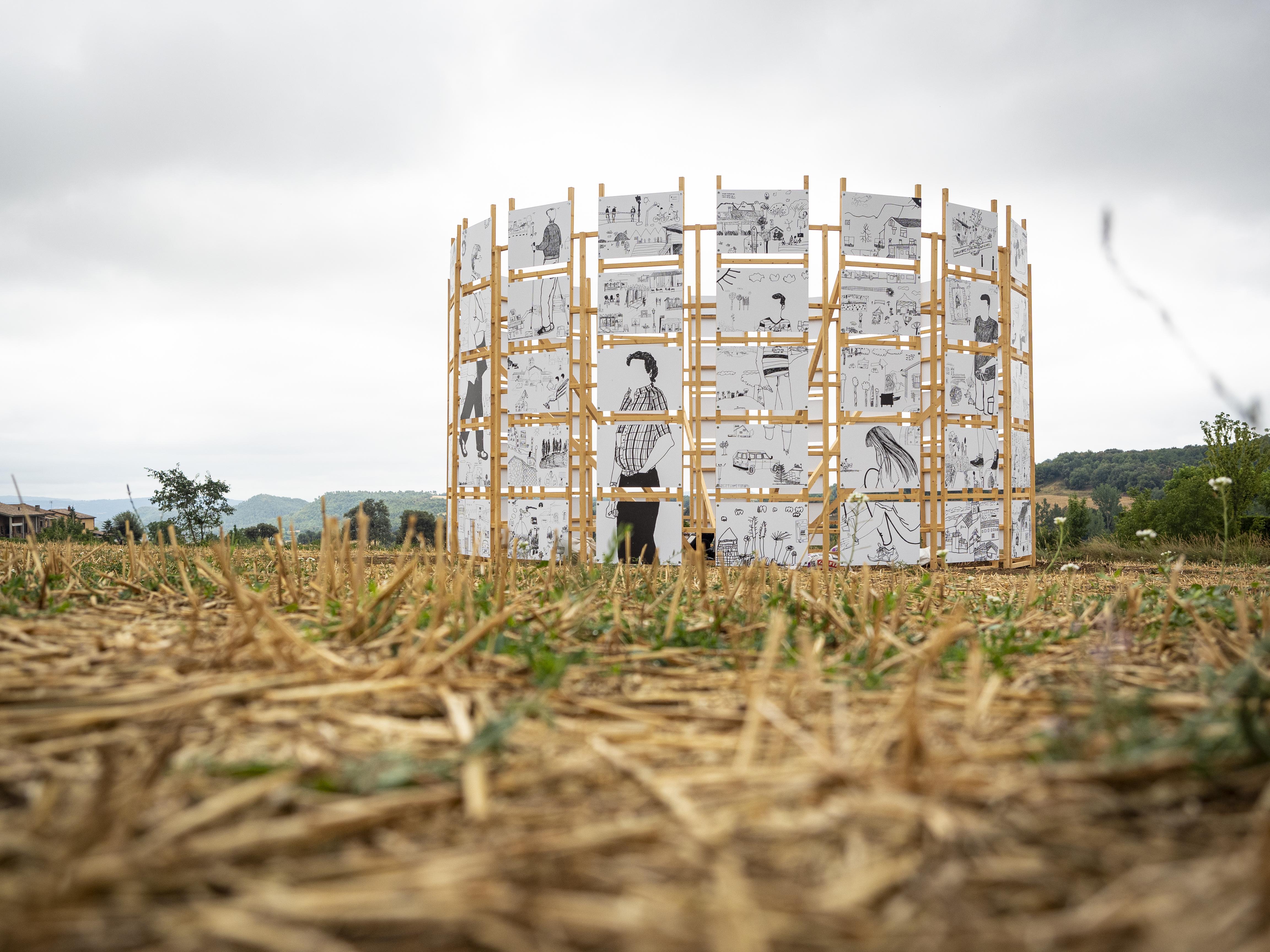 Una instal·lació artística de Clara Nubiola al mig d'un camp acabat de segar d'Avià. FOTO: Anna E. Puig
