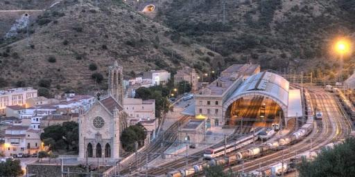 Vista de Portbou, amb l'estació a la dreta de la imatge