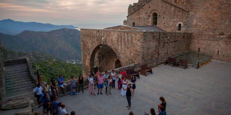 Durant l'estiu es fan diferents activitats a Sant Pere de Rodes