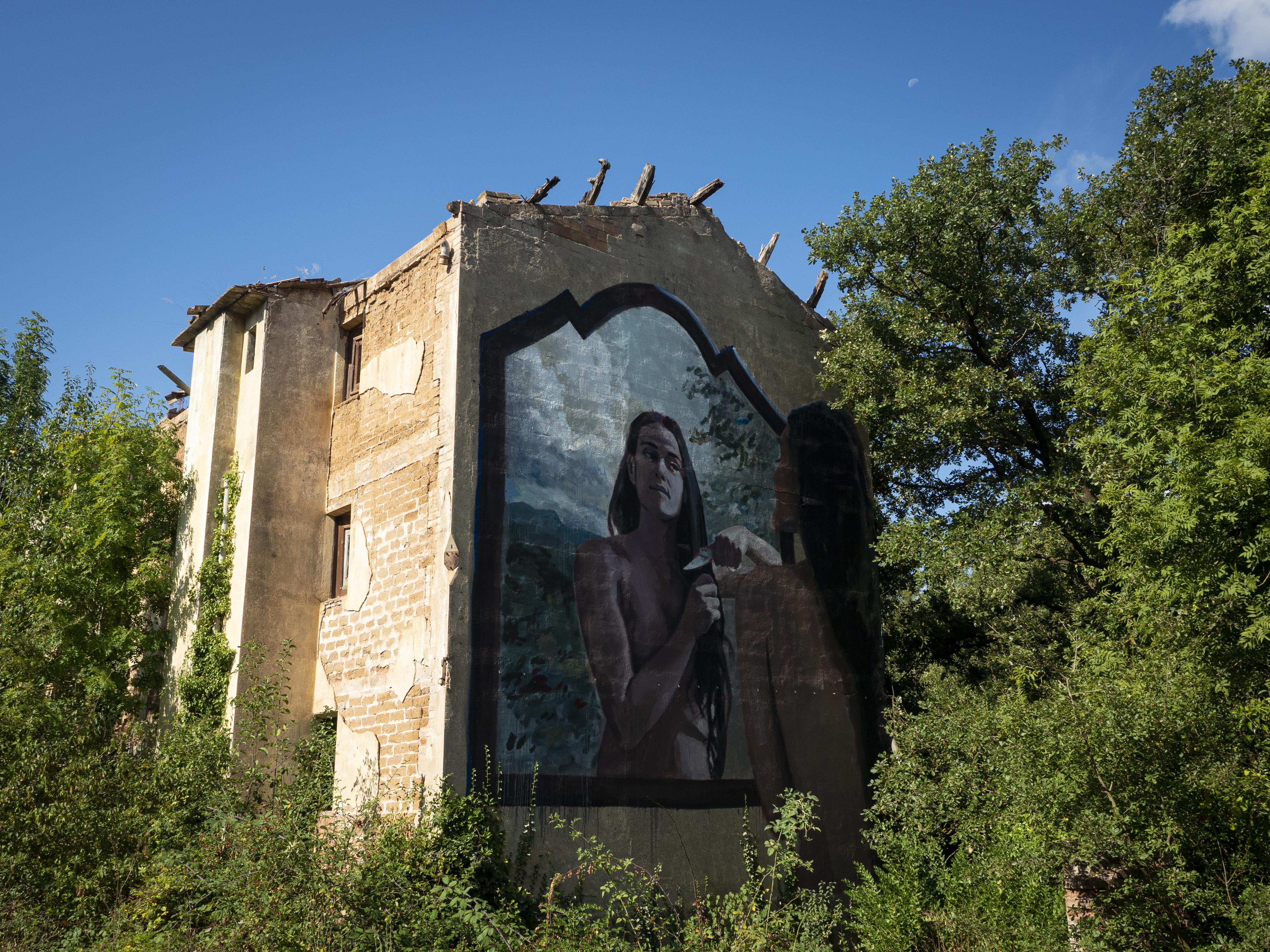 Construcció amb mural a la Via Verda de Cal Rosal a Pedret. FOTO: Anna E. Puig