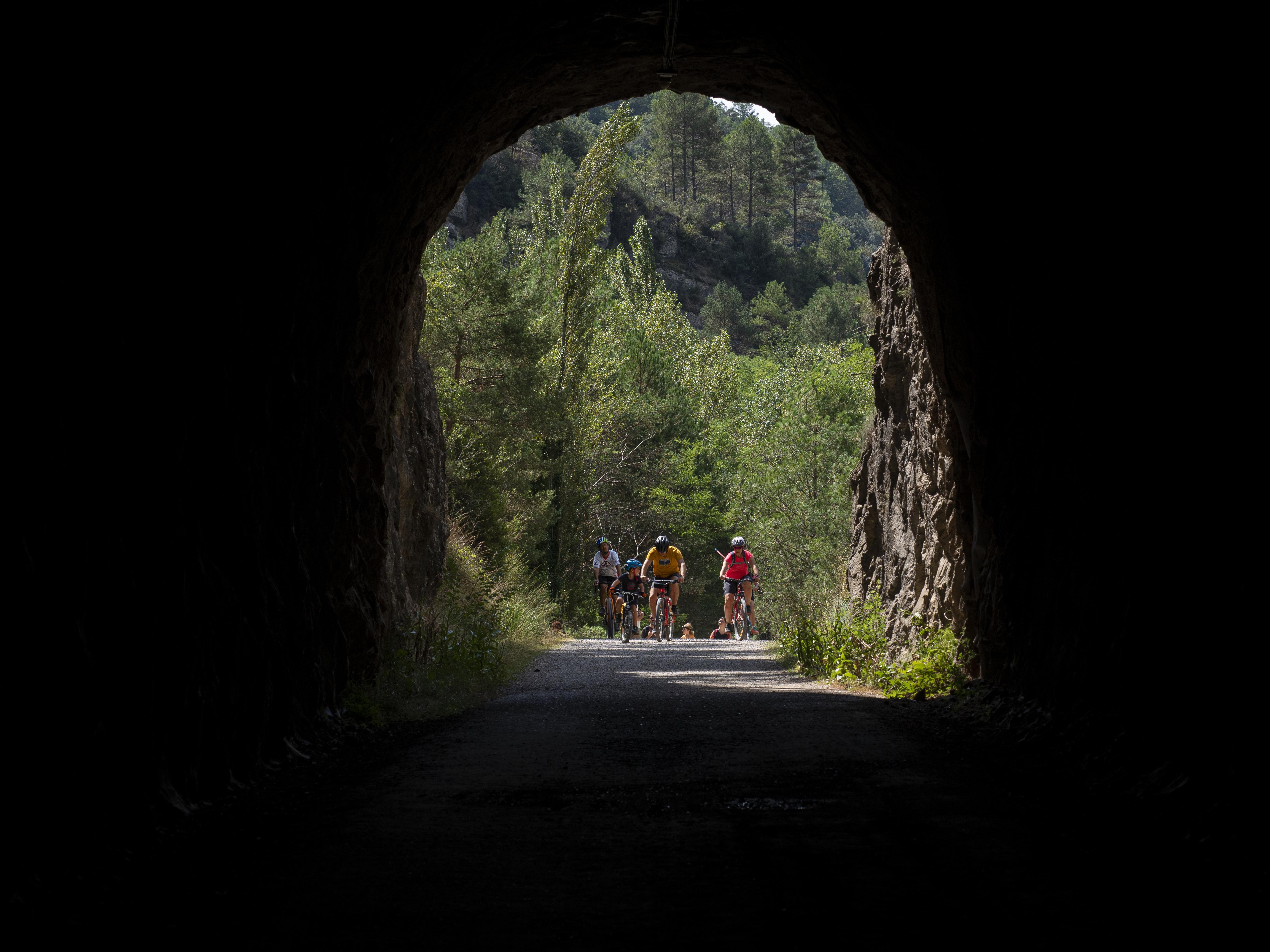 Un dels túnels del recorregut de la Via Verda de Cal Rosal a Pedret. FOTO: Anna E. Puig