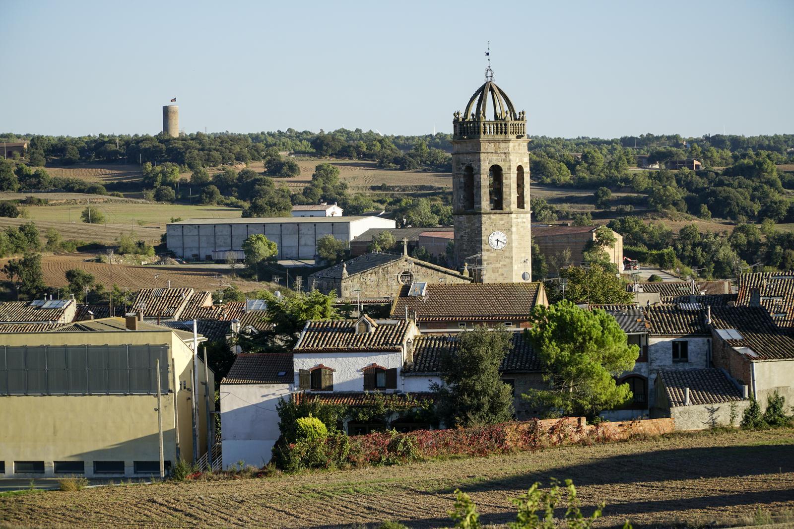 Els Prats de Rei. Església de Santa Maria i torre de la Manresana al fons. FOTO: Catalunya-Palau Robert