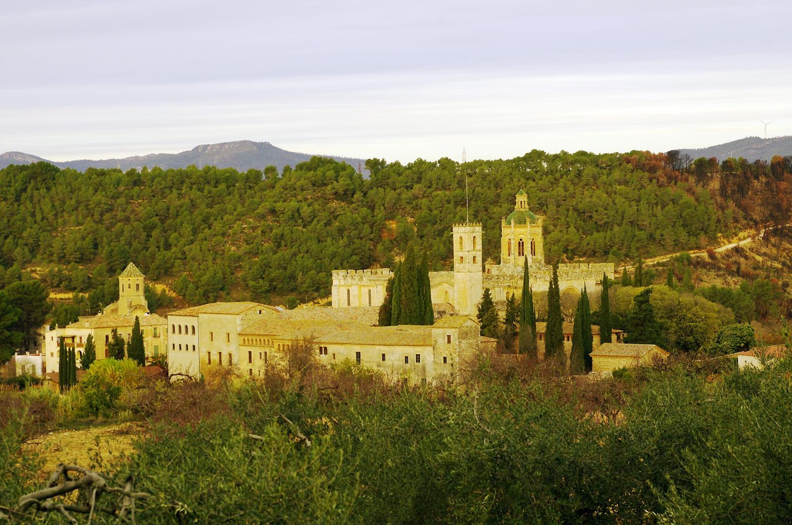 El monasterio de Santas Cruces desde el camí del GR 172. FOTO: Cataluña-Palacio Robert El monasterio de Santas Cruces desde el camí del GR 172. FOTO: Cataluña-Palacio Robert