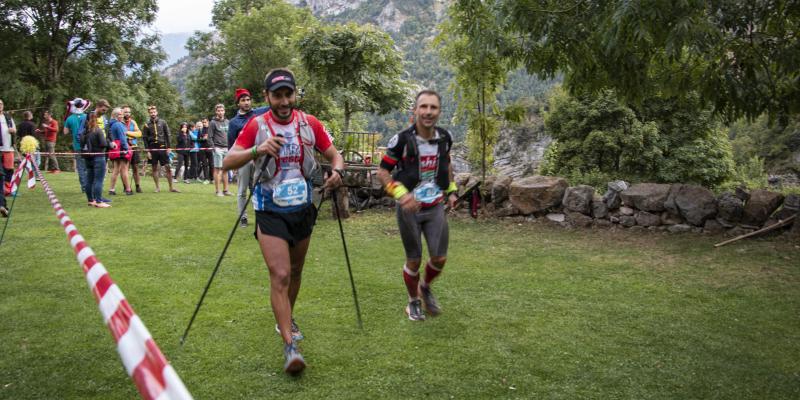 Corredors de l'Ultra Pirineu al seu pas pel Refugi de Gresolet. FOTO: Anna E. Puig