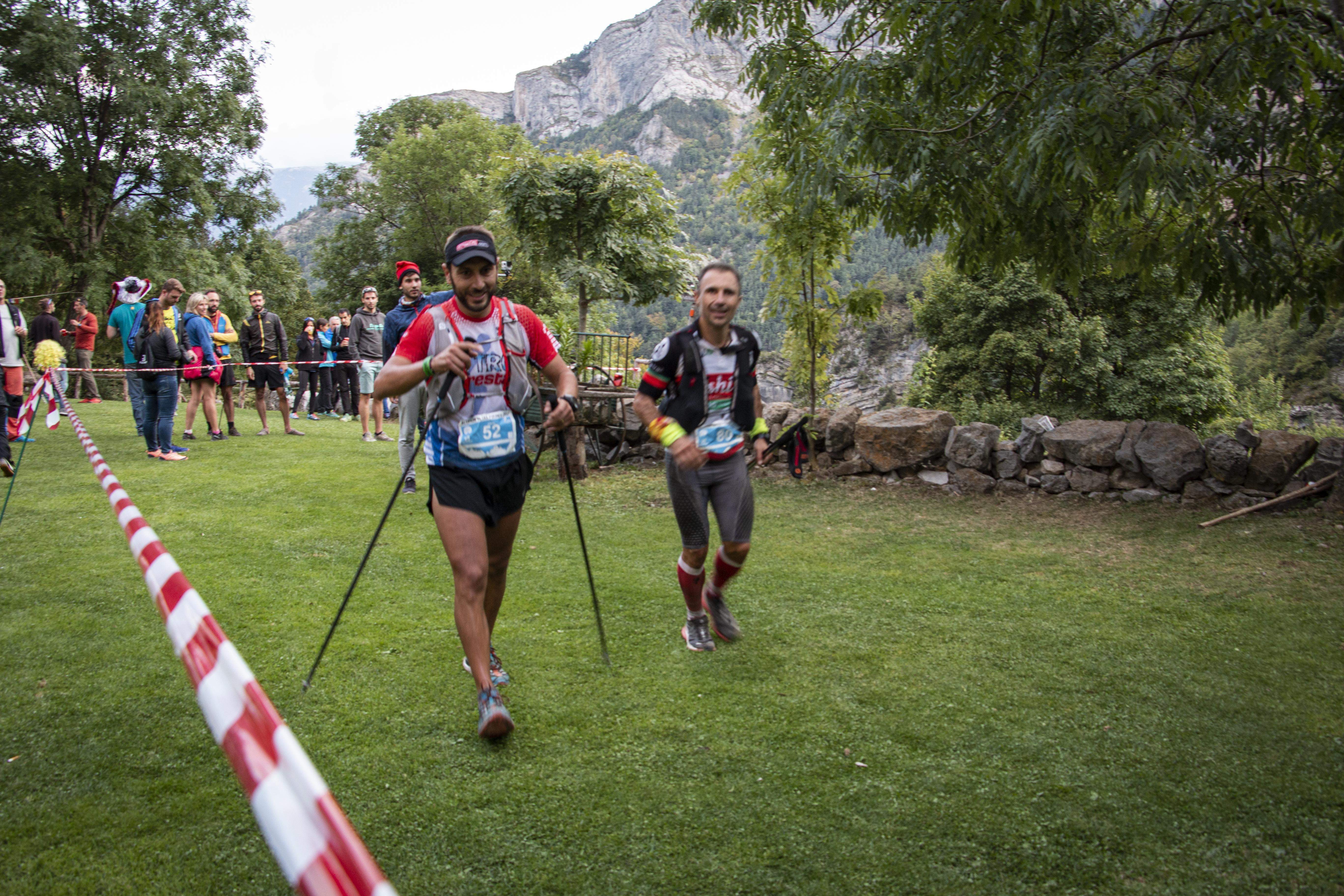 Corredors de l'Ultra Pirineu al seu pas pel Refugi de Gresolet. FOTO: Anna E. Puig