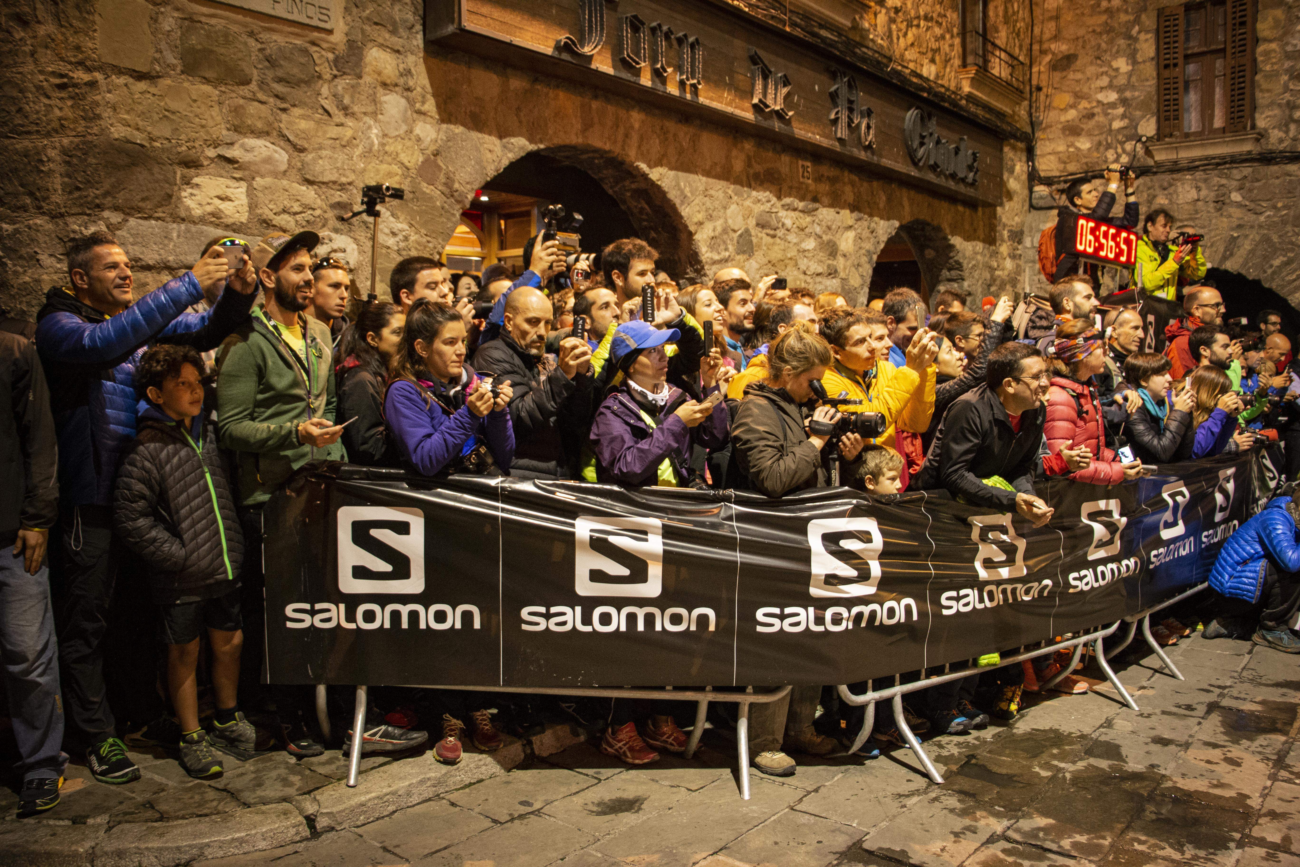 La sortida de l'Ultra Pirineu 2016, a la plaça porxada de Bagà. FOTO: Anna E. Puig